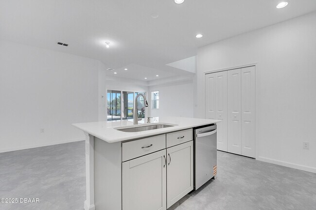 Building Photo - 215 Summertime Pl