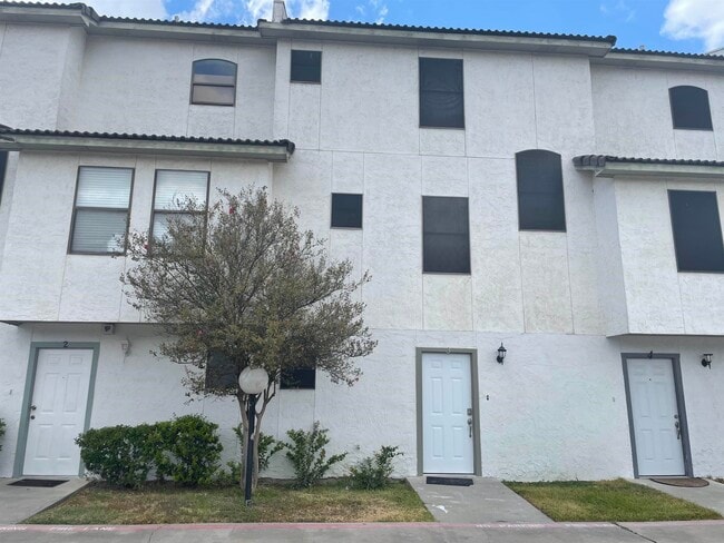 Primary Photo - 100 W Village Blvd