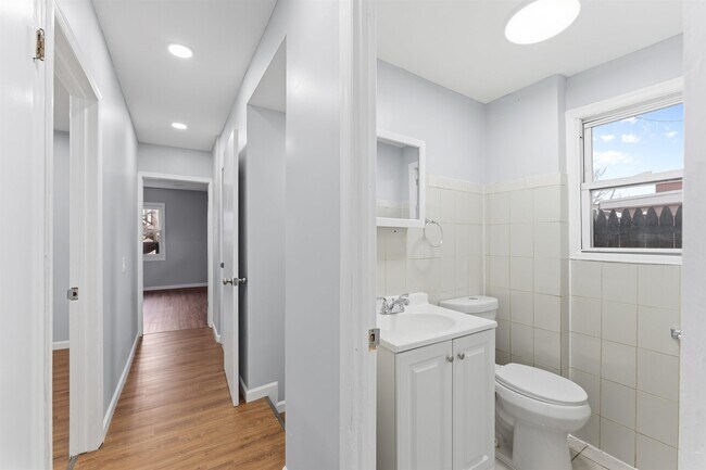 Building Photo - 16 W 10th St