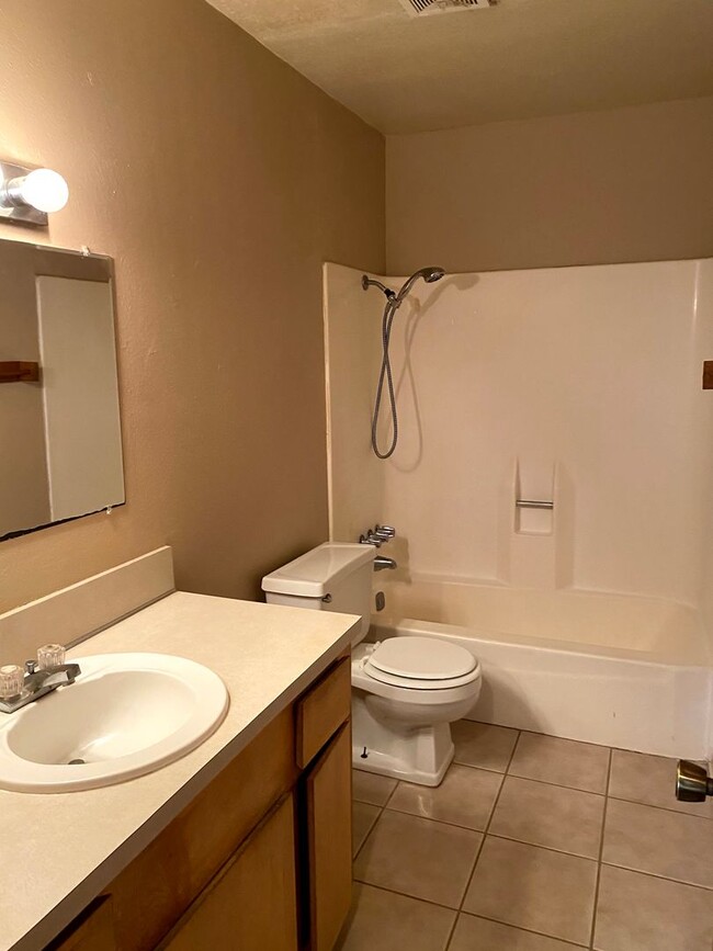 Building Photo - 2/1 Duplex Available 7/29/2026!