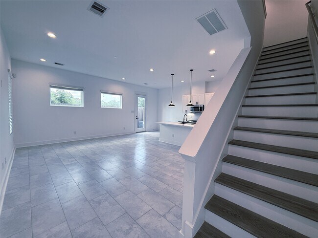 Building Photo - 1058 Mansfield St