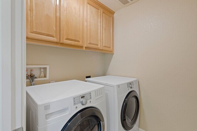 Building Photo - STYLISH, EXCELLENTLY LOCATED HOME CORNER UNIT | EASY ACCESS