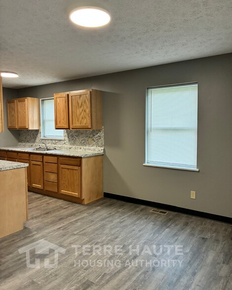 Building Photo - 505 S 13th 1/2 St