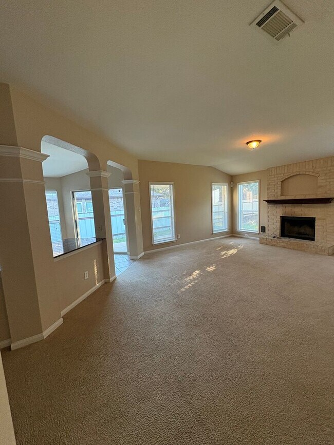 Building Photo - AVAILABLE NOW!