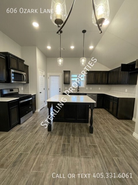 Building Photo - 606 Ozark Ln