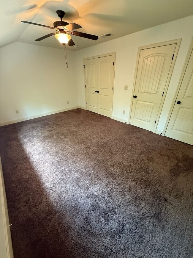 Building Photo - Your Perfect Home Awaits!