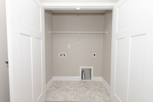 Building Photo - MOVE-IN READY