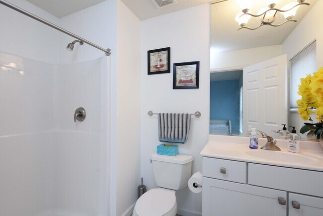 Building Photo - 2-Bed, 3-Bath Townhouse in a Great Location!