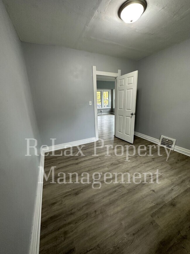 Building Photo - Single Family Home in Waukesha