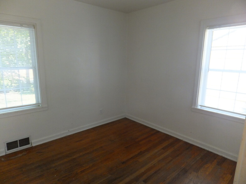 main floor front bedroom - 905 Ashland Rd