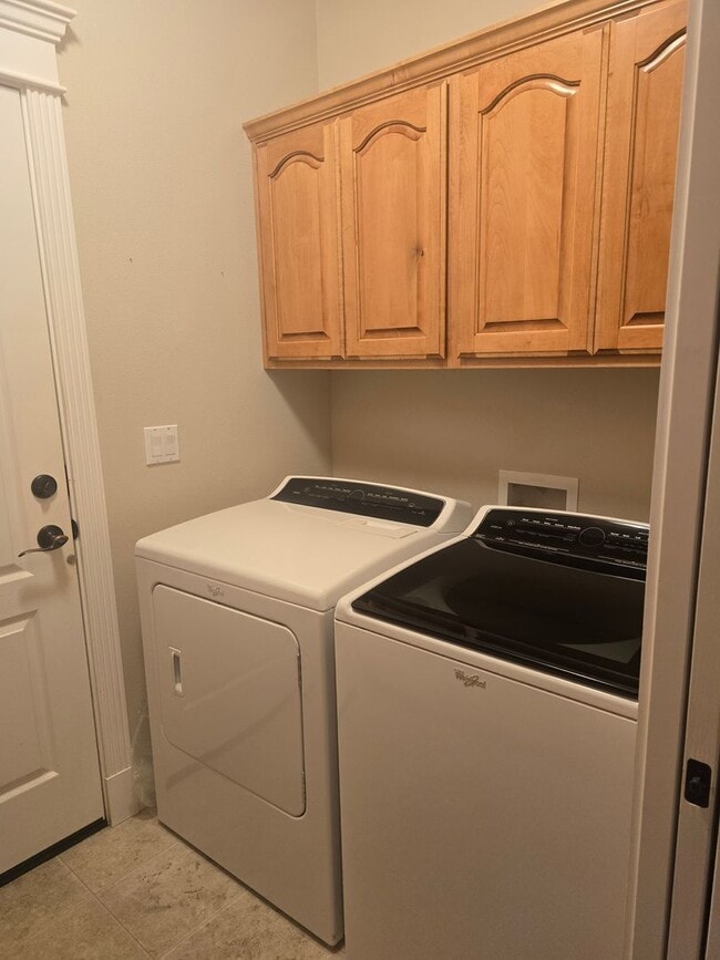 Building Photo - 3 bed 2 bath Home for Rent in Grants Pass