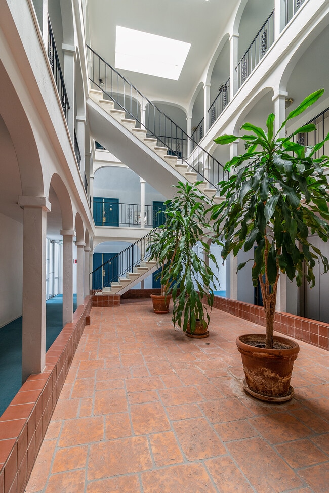 Building Photo - 6199 Canterbury Dr