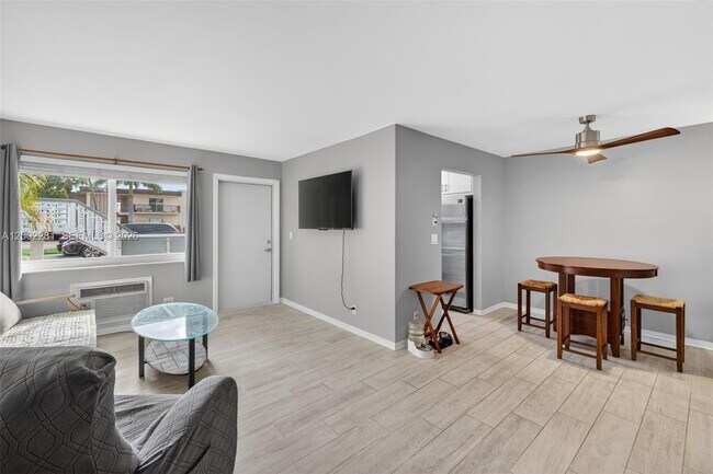 Building Photo - 419 S Crescent Dr