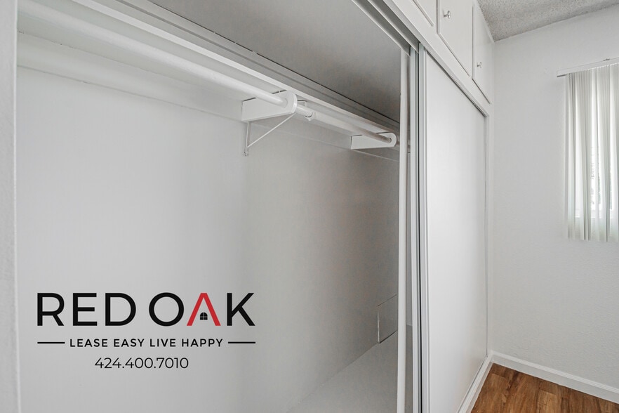 Building Photo - 10714 Western Ave