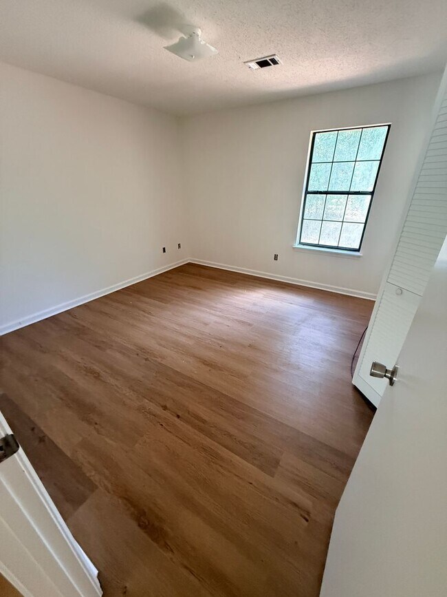 Building Photo - 251 Sunset Dr