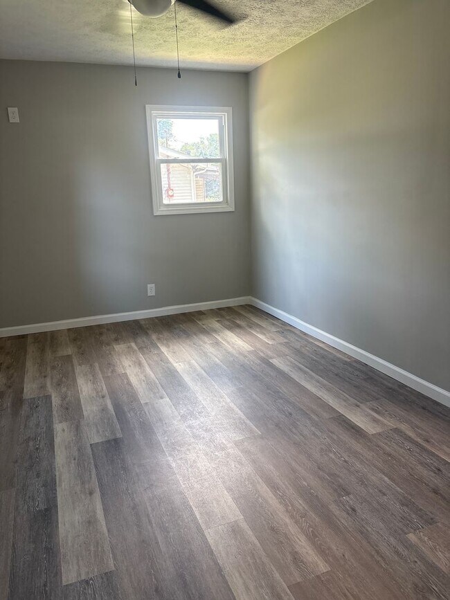 Building Photo - 3 Bedroom 2 Bath 1 Car Garage