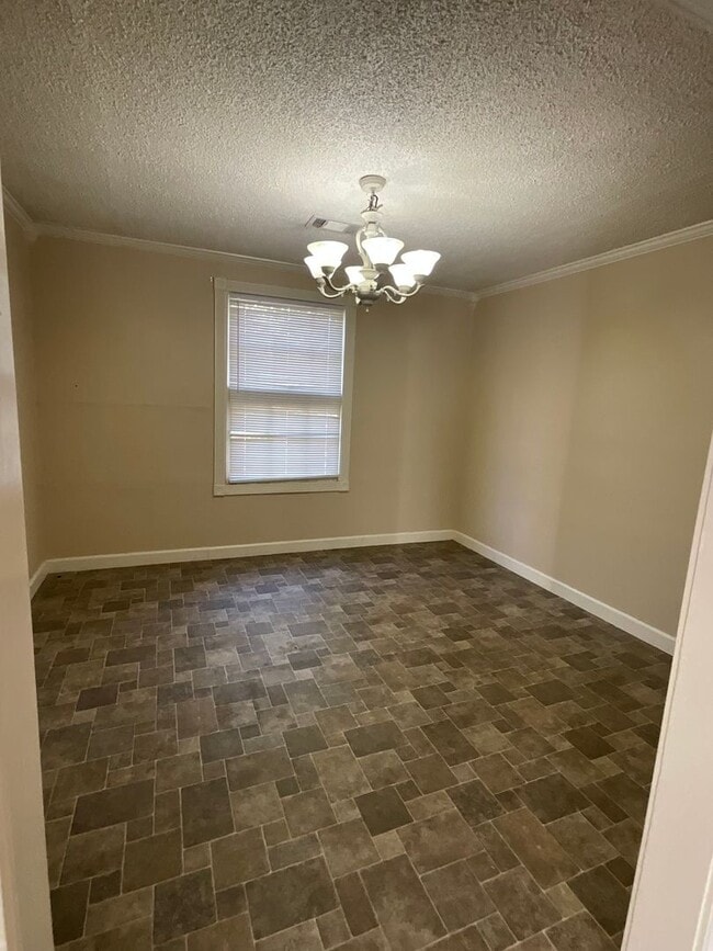 Building Photo - 901 Dennis Ave