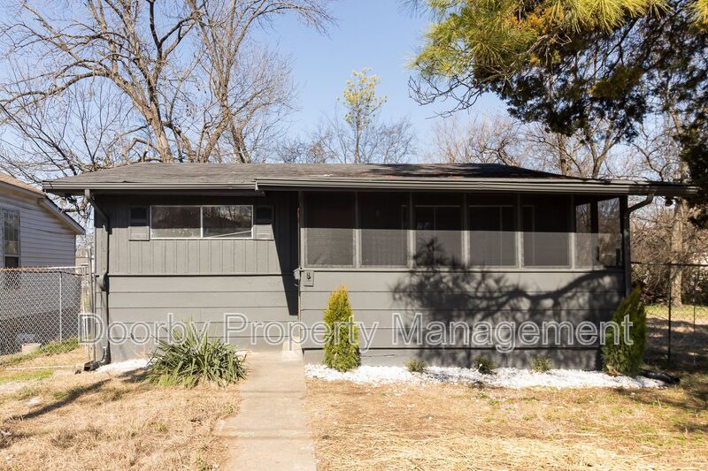 Building Photo - 1609 Oak St