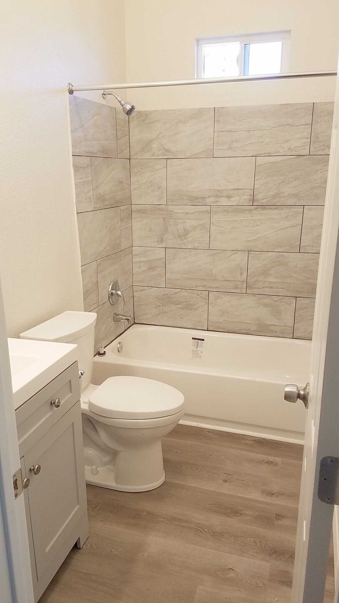 Building Photo - 1120 W 6th St