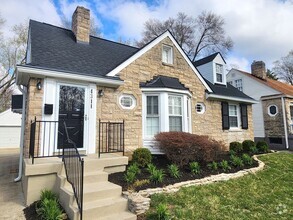 Building Photo - Charming St. Matthews Home