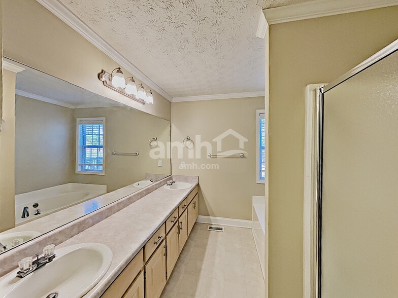 Building Photo - 887 Kendall Park Dr