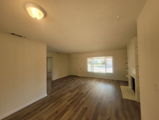 Building Photo - Three bedroom 1 bath with central heat and air