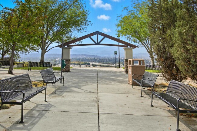 Building Photo - Beautiful Communication Hill Townhome