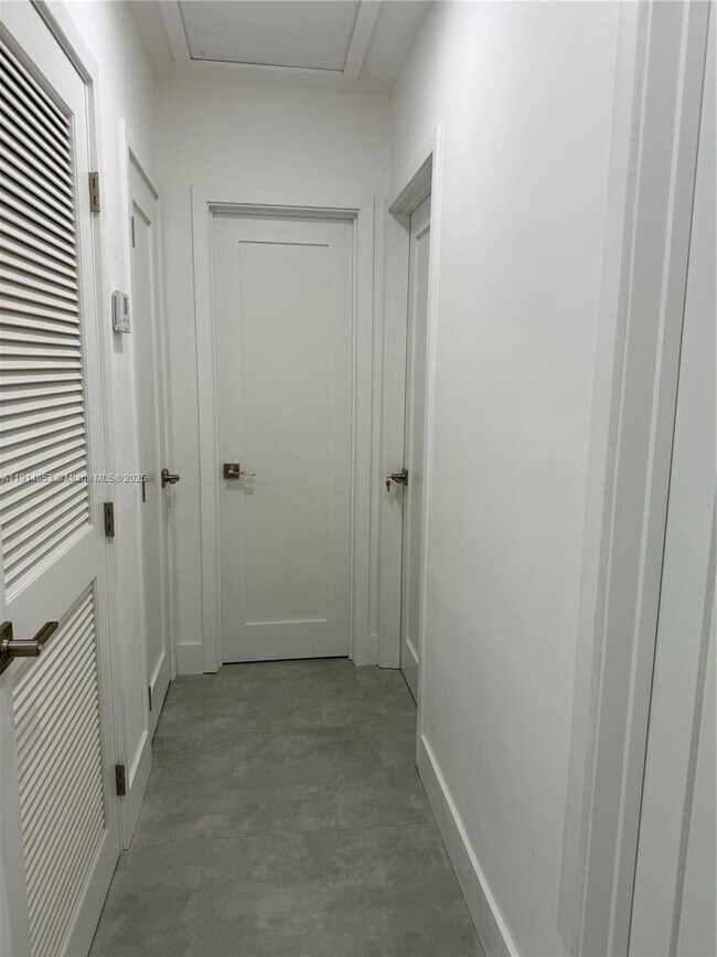 Building Photo - 12615 N Miami Ave