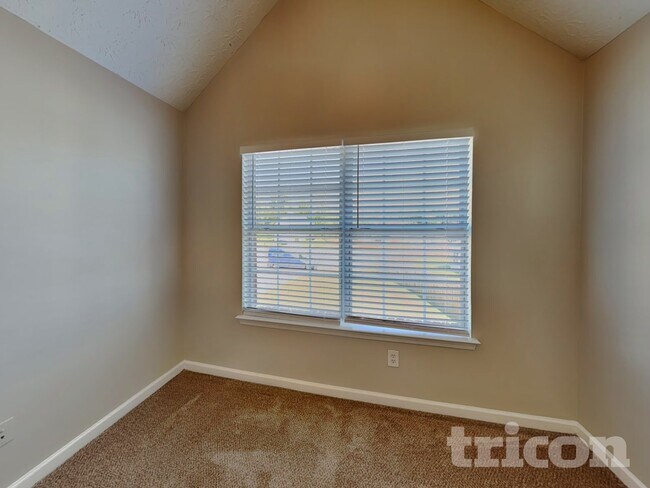 Building Photo - 1005 Ulster Ct