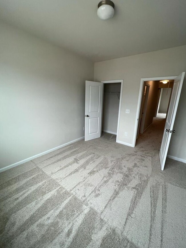 Building Photo - Townhome with 3BR/2.5BA Garage Located in ...