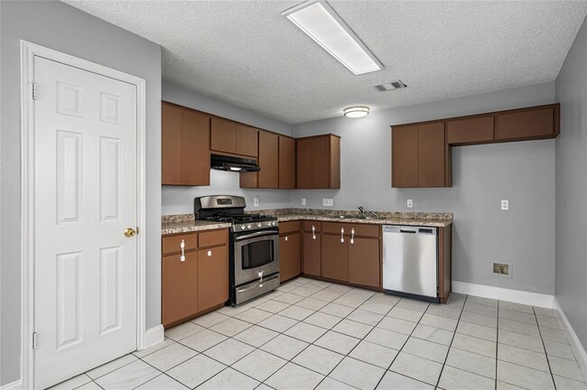 Building Photo - 16207 Parkway Dr