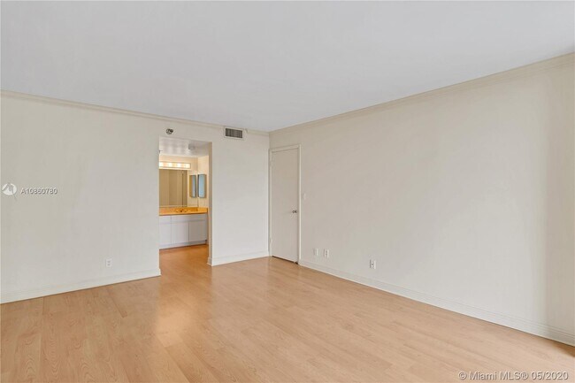 Building Photo - 2025 Brickell Ave