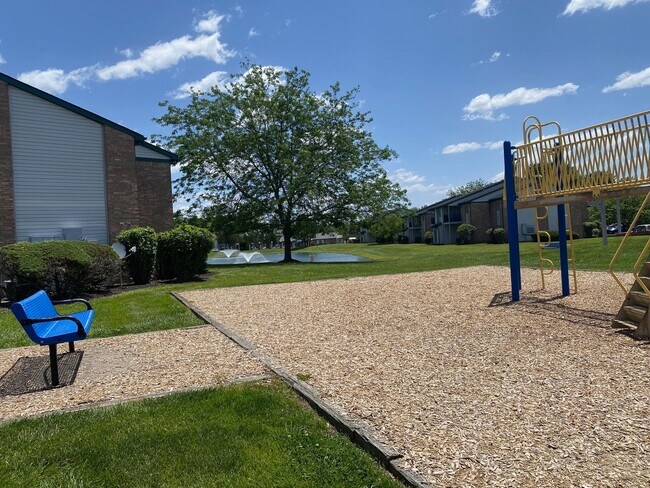 Building Photo - Beautiful 2-bedroom 2 bath apartment, UPSTAIRS WITH A LAKEVIEW.