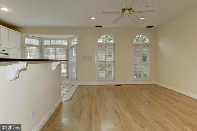 Building Photo - 2217 N Oak Ct