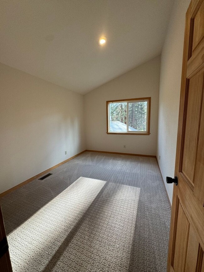Building Photo - Luxury Mountain Retreat: 4-Bedroom Home wi...