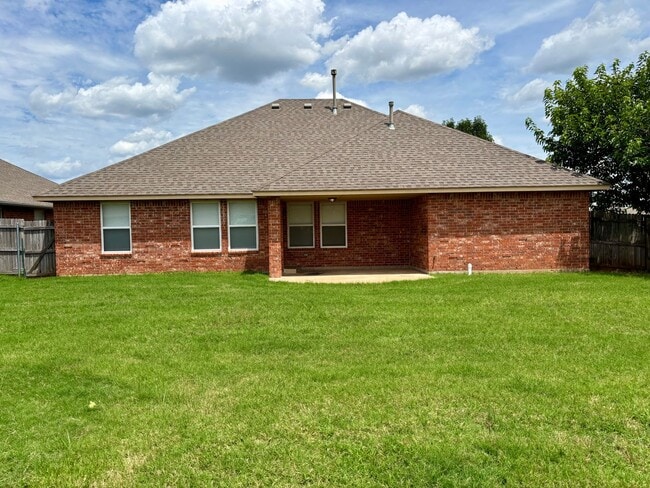 Building Photo - Charming 4 Bed 2 Bath in Yukon