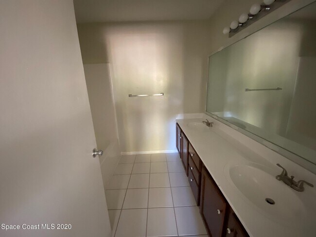 Building Photo - 2100 Forest Knoll Dr NE