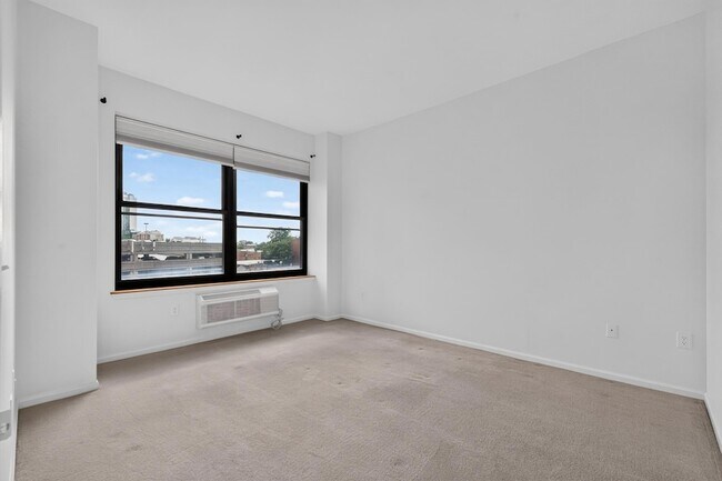 Building Photo - 102 Christopher Columbus Dr