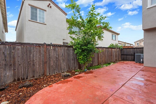Building Photo - Gorgeous Home, One You Don't Want to Miss!