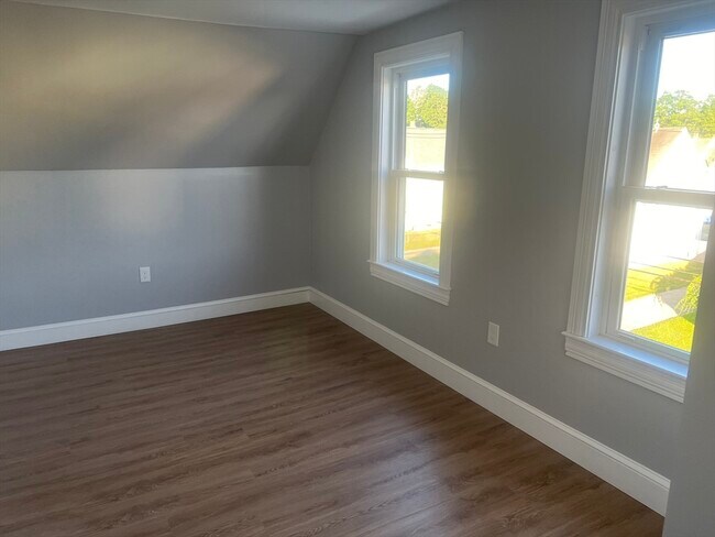 Building Photo - 385 Cohannet St