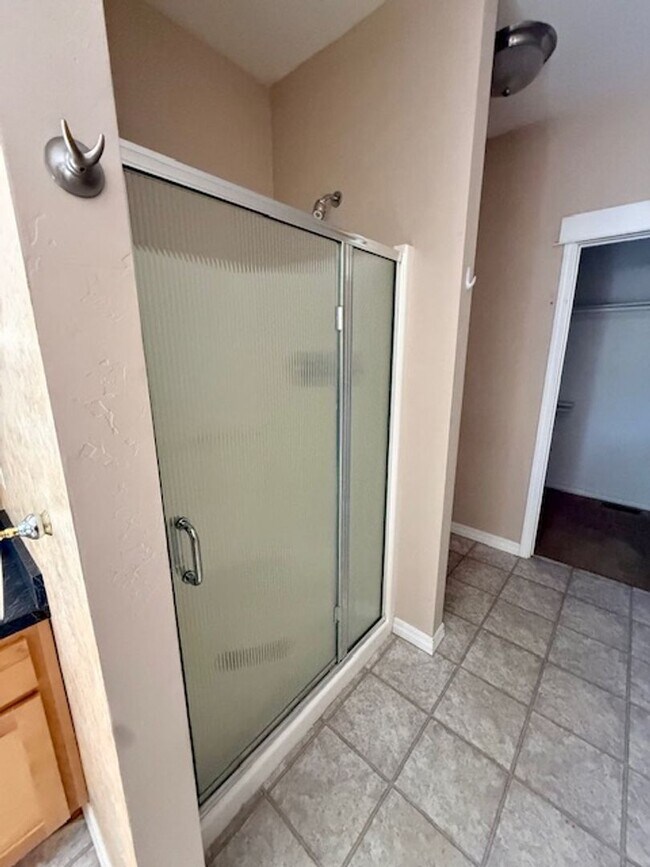 Building Photo - Beautiful 3 Bedroom 2 Bathroom House  **2 Weeks Free Rent**