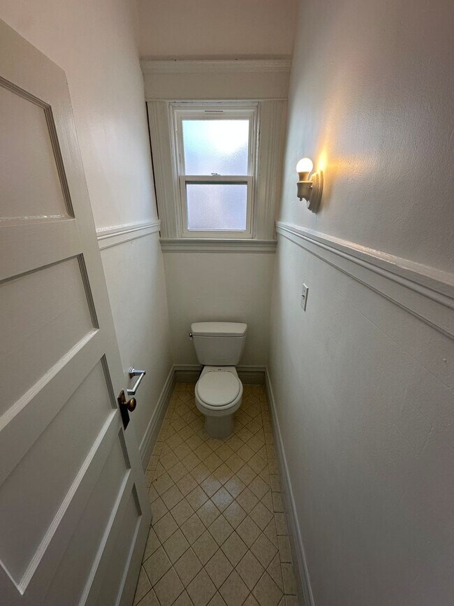 Building Photo - 1141