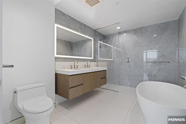 Building Photo - 320 Adolphus Ave