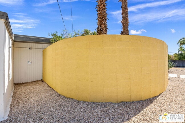 Building Photo - 2267 N San Antonio Rd