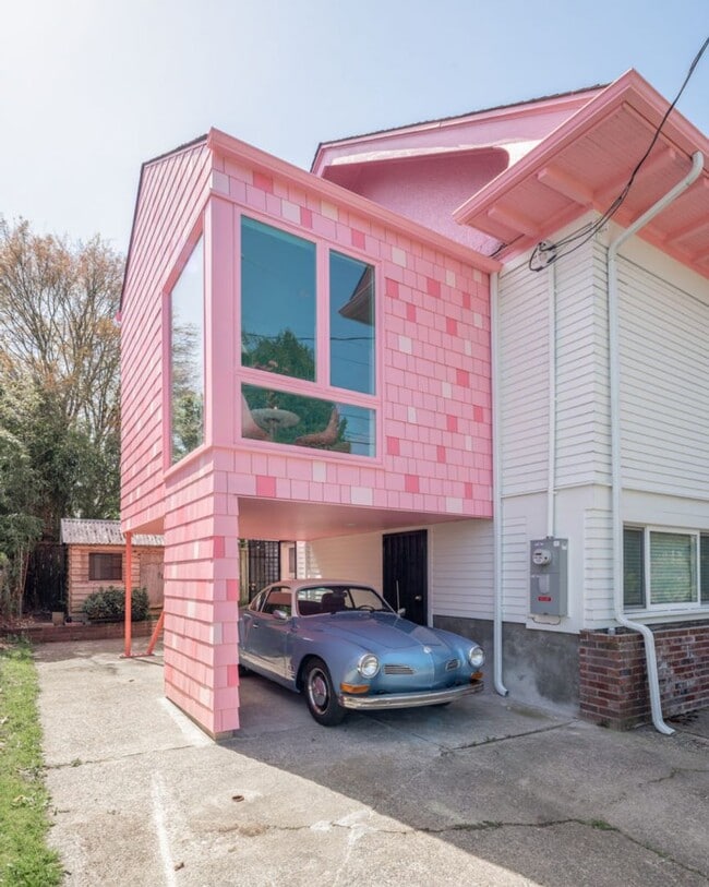 Building Photo - Beacon Hill - "Pretty in Pink" 2 Bedroom /...