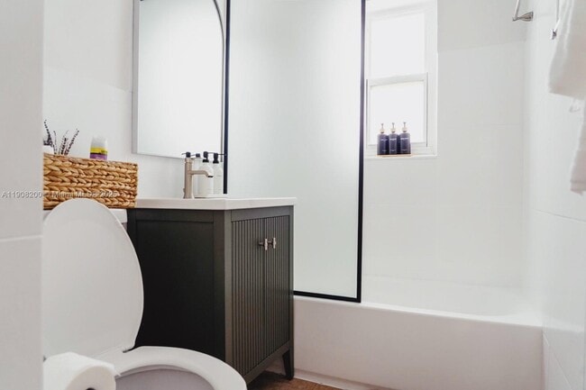 Building Photo - 1075 NE 120th St