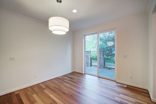 Building Photo - 3Bd/2.5Ba Issaquah Home