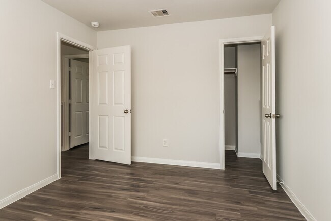 Building Photo - 5623 Latta Plantation Dr