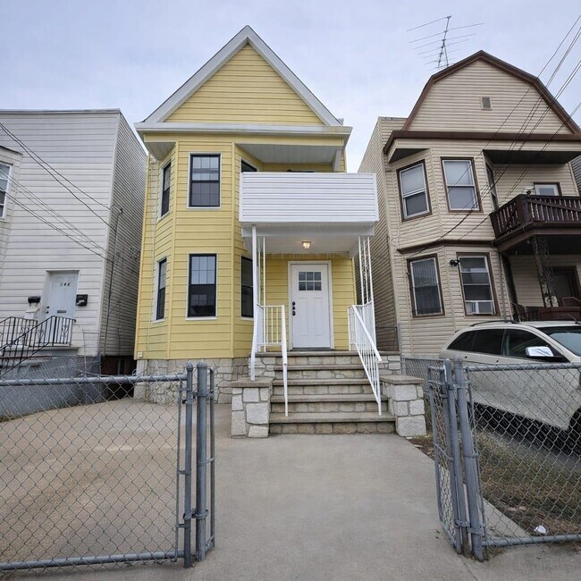 Building Photo - 144 Stevens Ave