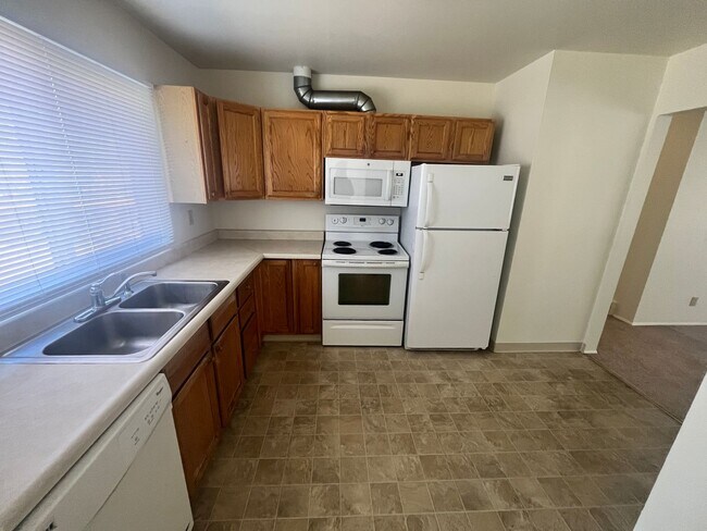 Building Photo - 1702 Holmes Dr